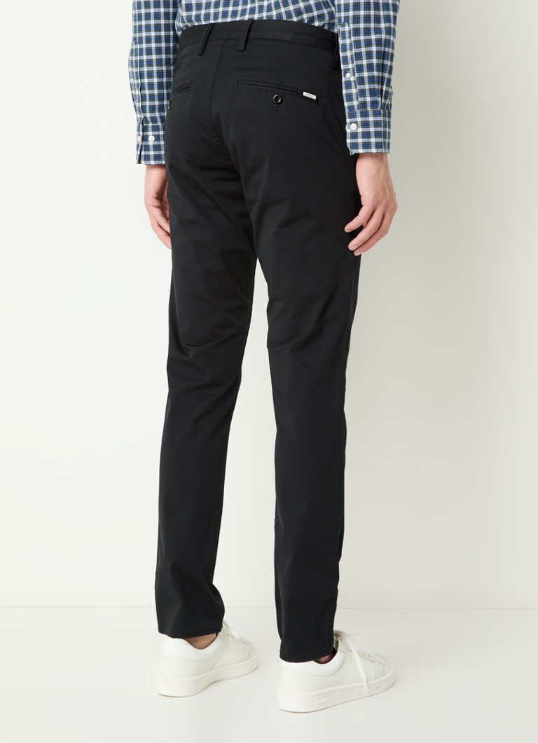 Pantaloni chino Gant slim fit, confecționați din amestec de bumbac organic, cu buzunare laterale.