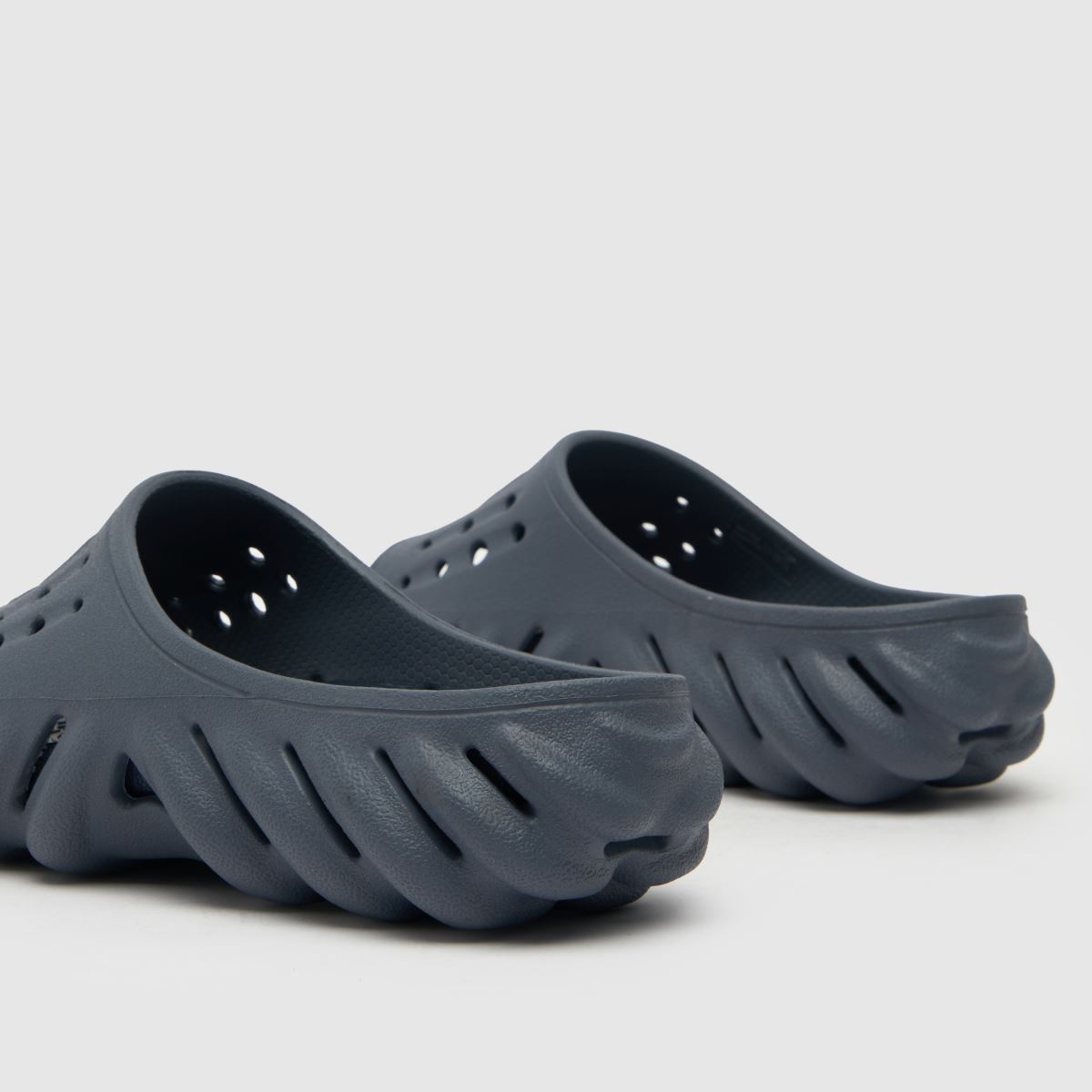 Sandali Crocs Echo v mornarsko modri barvi