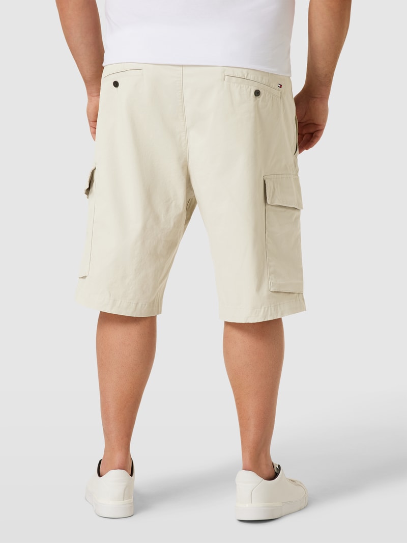 PLUS SIZE Cargoshorts mit Label-Details in hellgrau