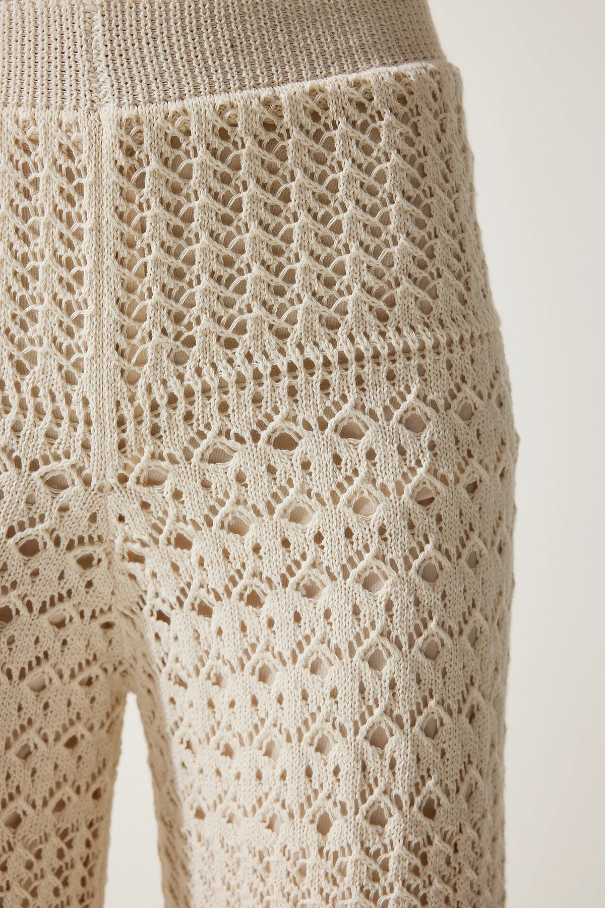 Happiness İstanbul  Cremefarbene, geschwungene Strickhose für Damen YU00016