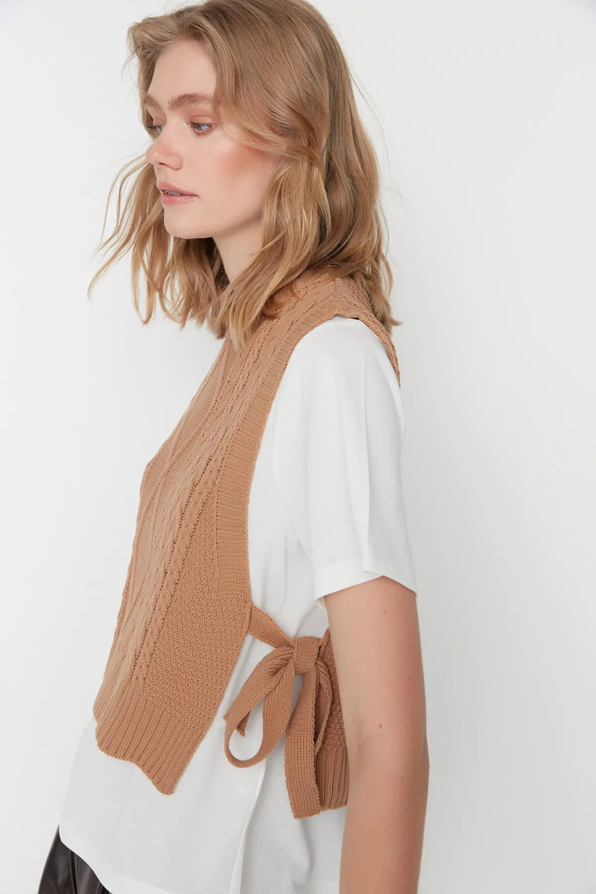 Trendyol Collection  Kurzer Strickpullover in Kamel TWOAW22SV0058
