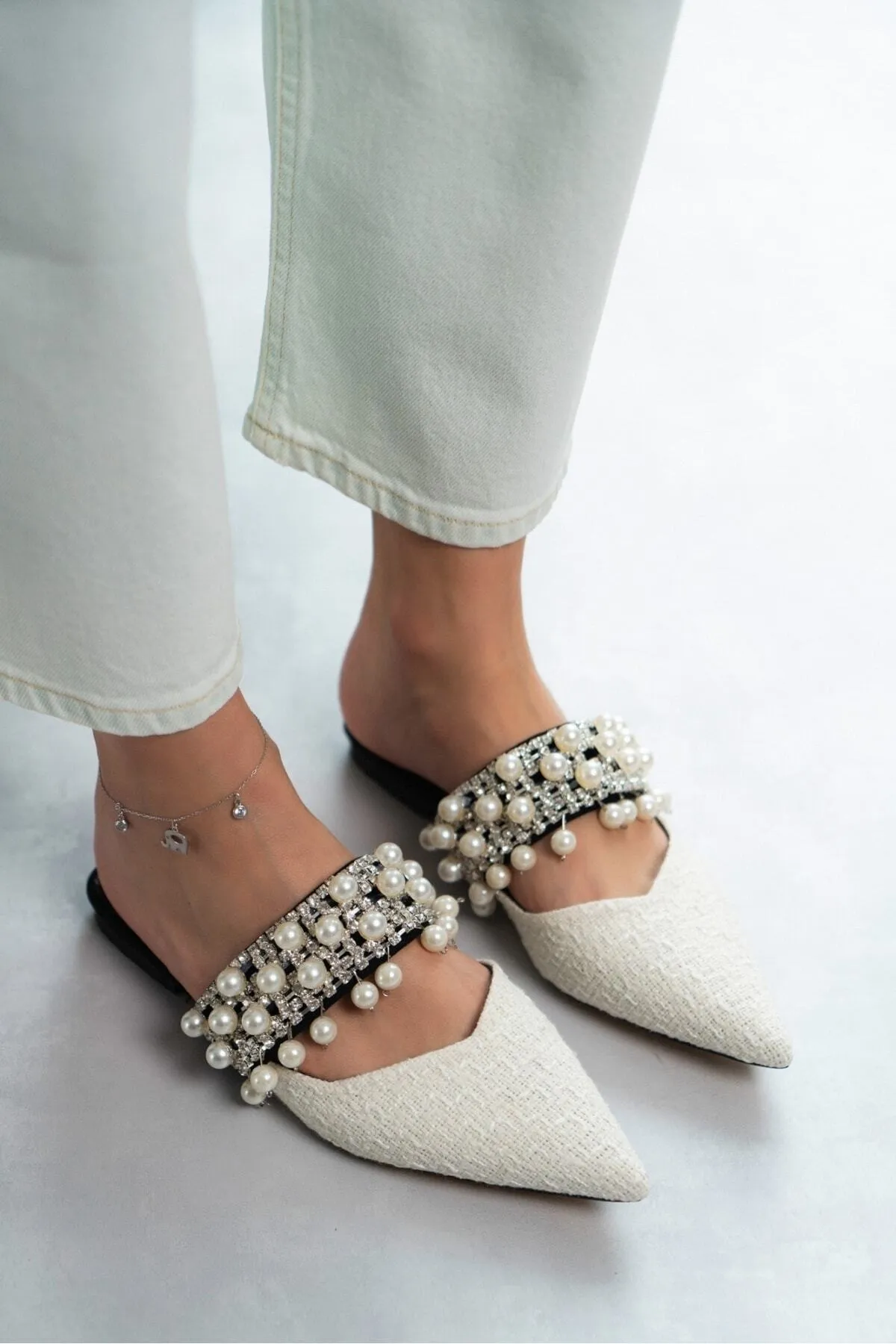 NİŞANTAŞI SHOES  Weiße Fomax-Damenhausschuhe mit Kelim-Perlendetail und Absatz