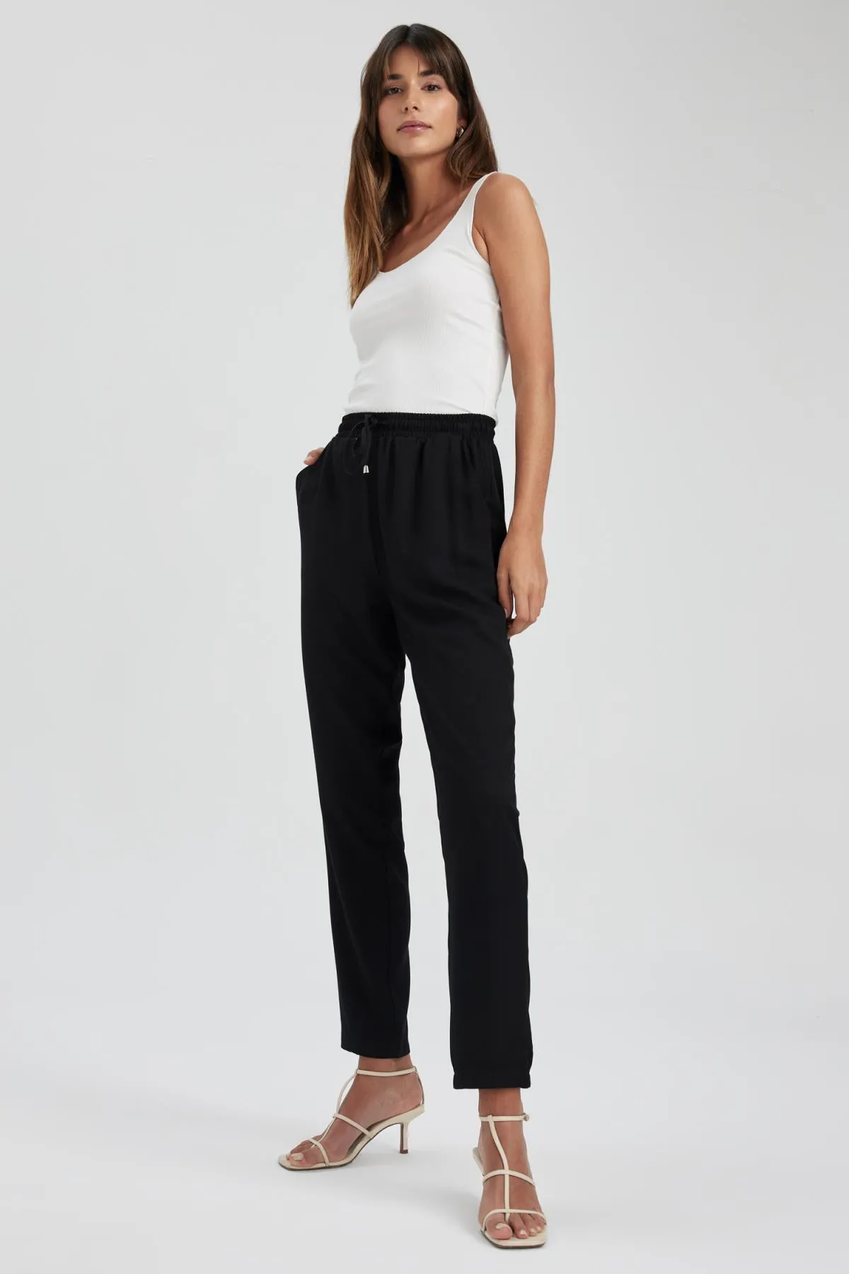 DeFacto  Gewebte Hose mit elastischem Bund und Taschen L3164az23sm