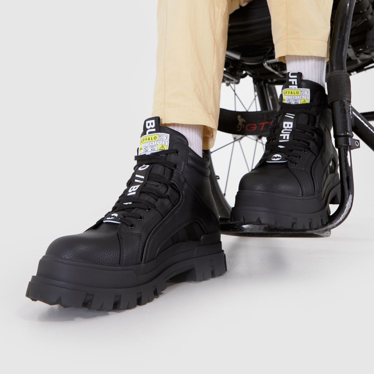 Buffalo London – Svarta, asfalterade mellanhöga sneakers