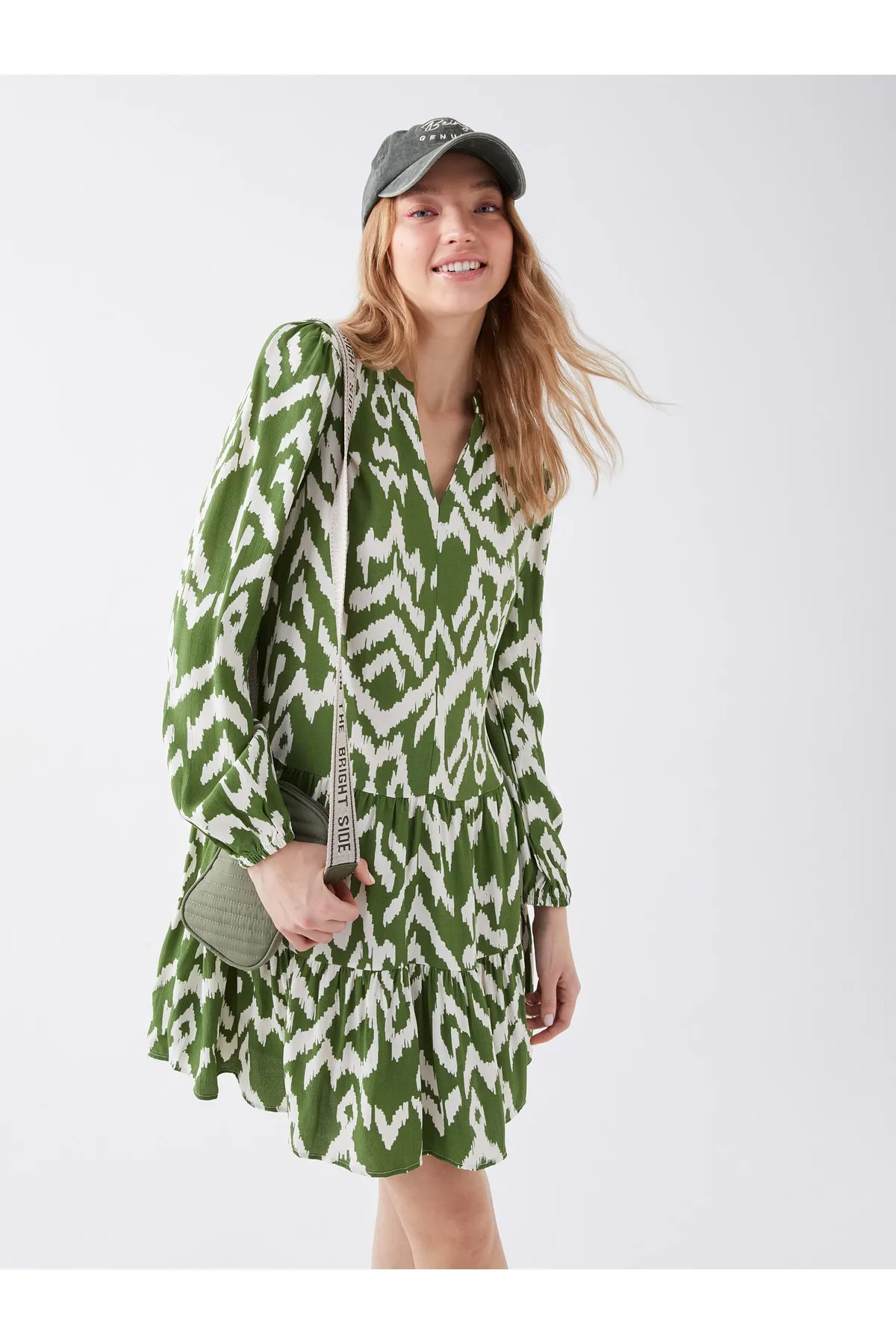 LC Waikiki  Gemustertes, langärmliges Damenkleid mit lockerem Kragen