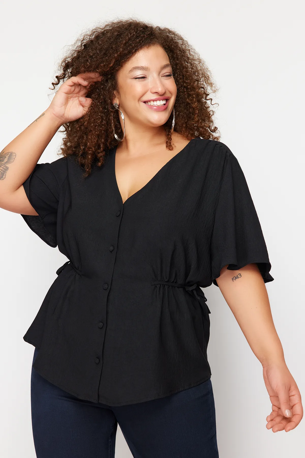 Trendyol Curve  Schwarze gewebte Bluse zum Binden mit V-Ausschnitt TBBSS22BZ0753