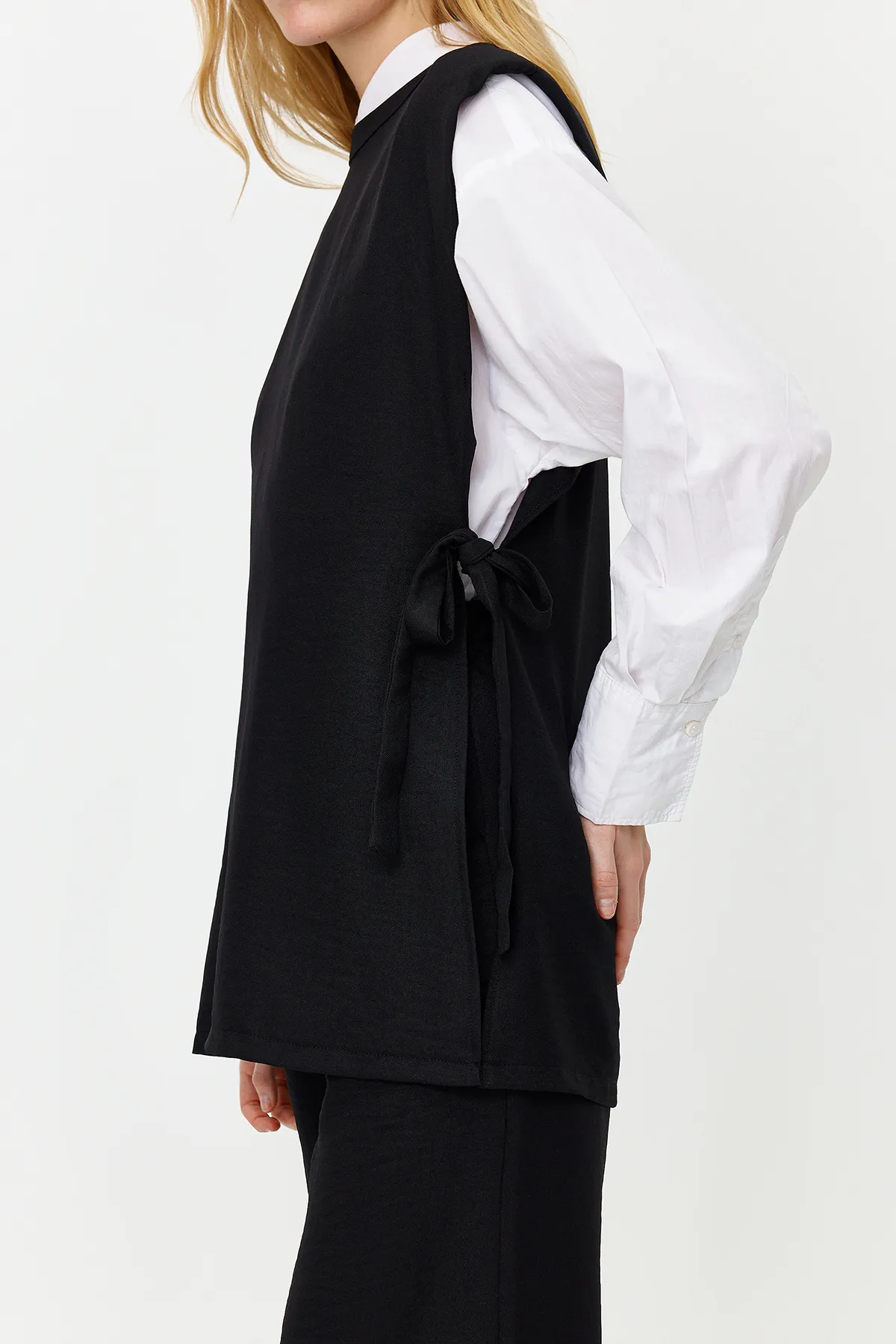 Trendyol Modest  Schwarzes Leinen-Look-Set mit gewebter Unterseite und Oberteil, seitlich gebunden, TCTSS24US0001