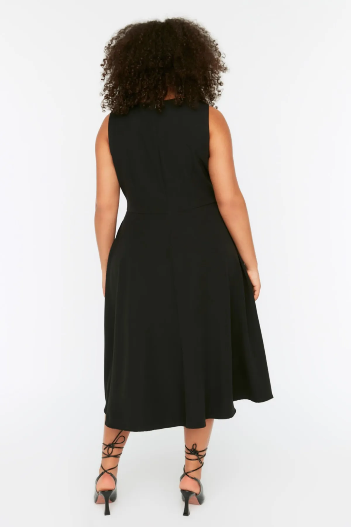 Trendyol Curve  Schwarzes A-Linien-Kleid mit gewebten Taschen und Details TBBSS22EL1598