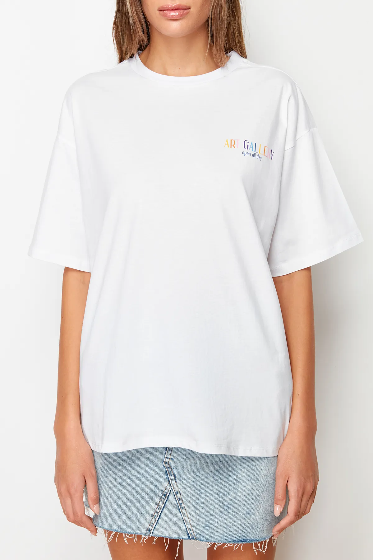 Trendyol Collection  Weißes, vorn und hinten bedrucktes Boyfriend-Strick-T-Shirt mit Rundhalsausschnitt aus 100 % Baumwolle TWOSS23TS00057