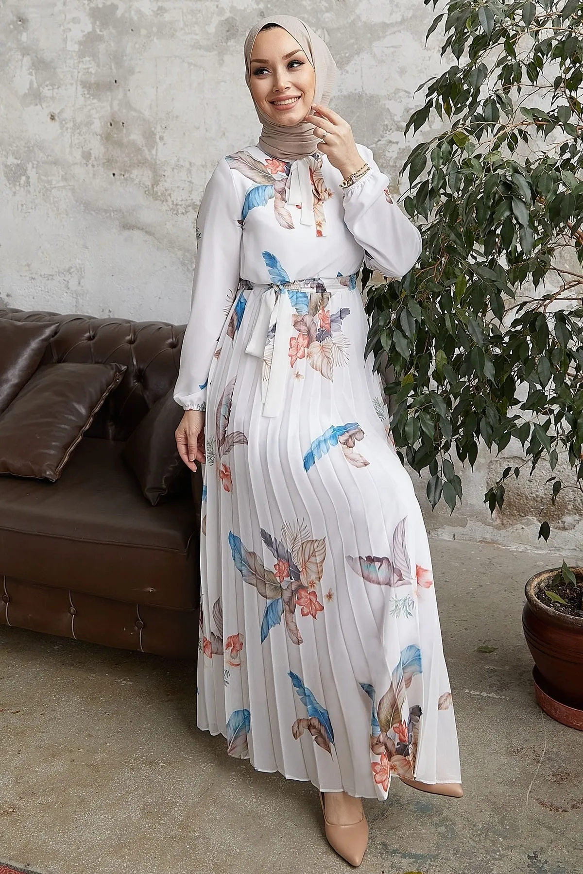 InStyle  Ares Chiffonkleid mit Federmuster – Weiß