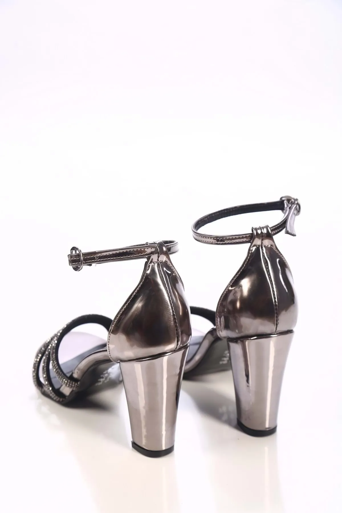 Shoeberry  Forty Damenschuhe mit verspiegeltem Stein und Absatz in Platin