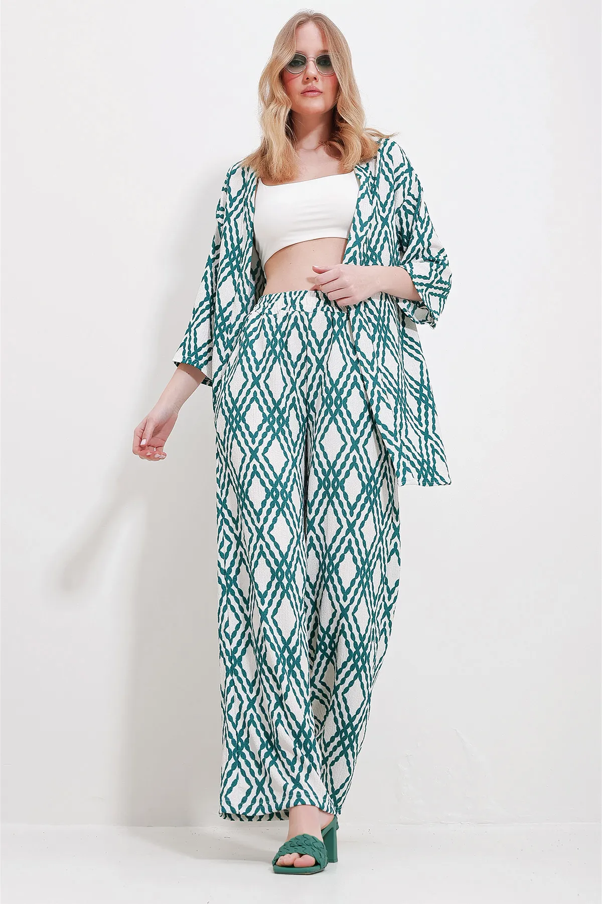 Trend Alaçatı Stili  Grünes gemustertes Set aus Kimonojacke und Palazzohose für Damen ALC-X10512
