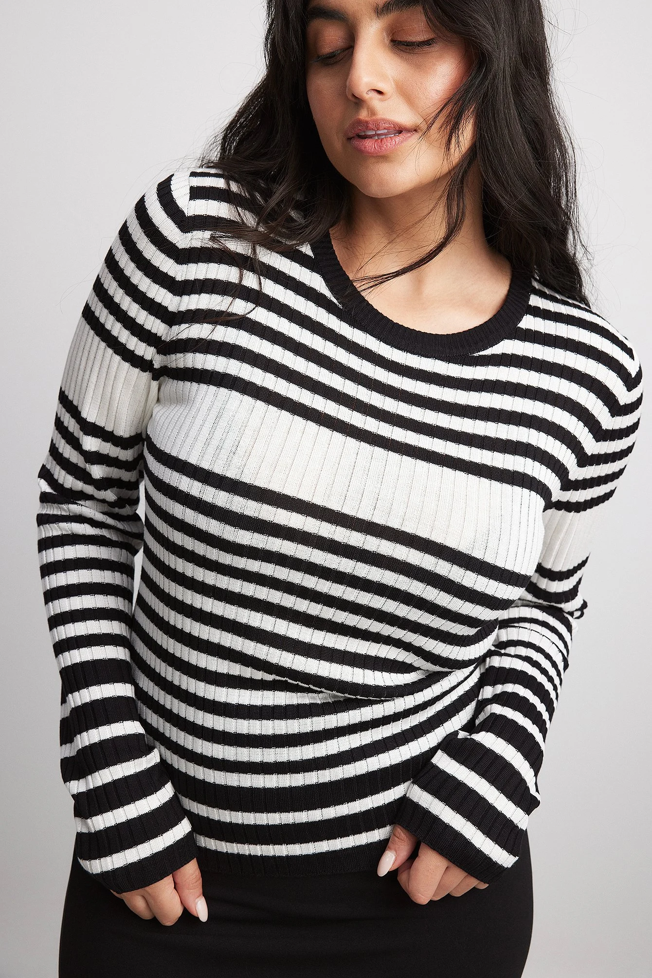 Fein gestrickter, gestreifter Pullover