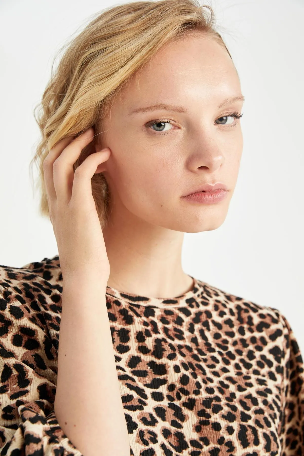 DeFacto  Strukturiertes Minikleid aus Seersucker mit Leopardenmuster und Rundhalsausschnitt und Ballonärmeln Y7044az22hs
