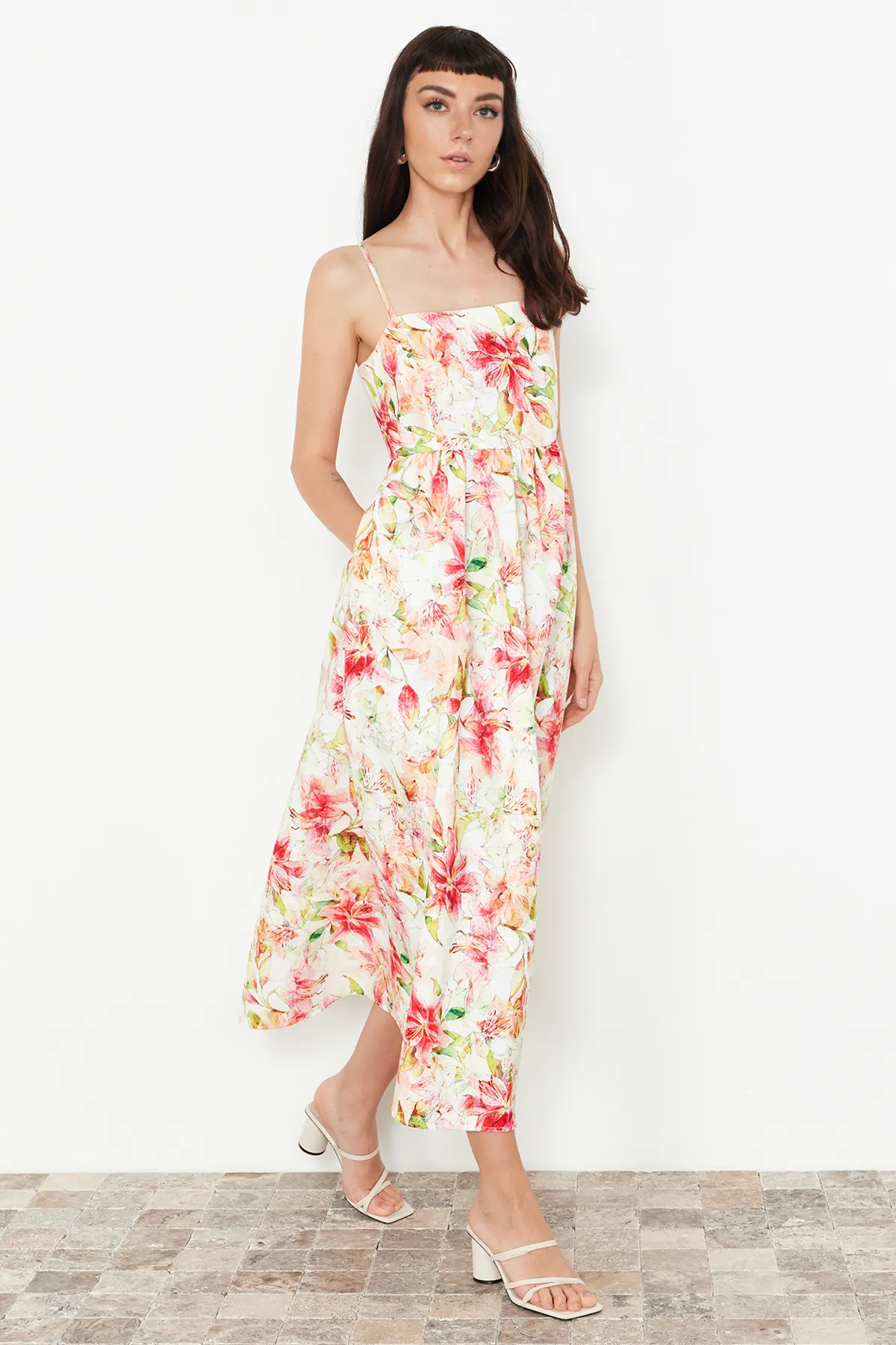 Trendyol Collection  Mehrfarbiges, gewebtes A-Linien-Kleid mit Blumendruck und quadratischem Ausschnitt TWOSS23EL02382