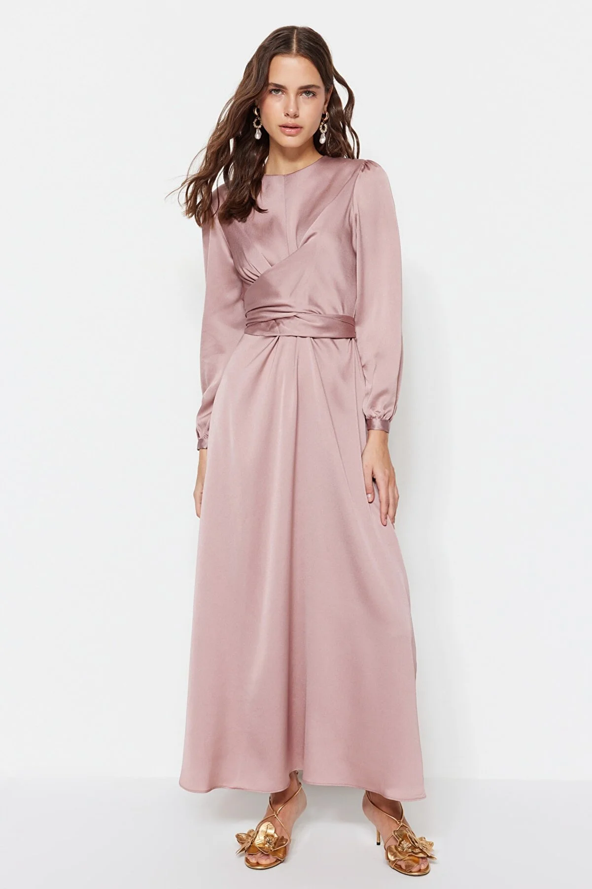 Trendyol Modest  Rosa Satin-Abendkleid mit überkreuzten Bindedetails TCTAW22EB0105