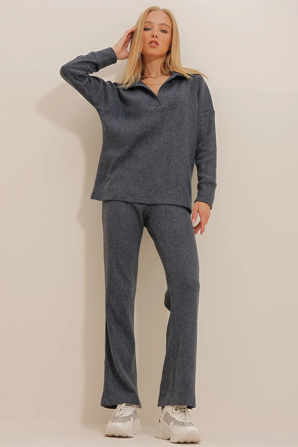 Trend Alaçatı Stili  Anthrazitfarbenes Damen-Set aus Strickoberteil mit Polokragen und Palazzohose ALC-796-001