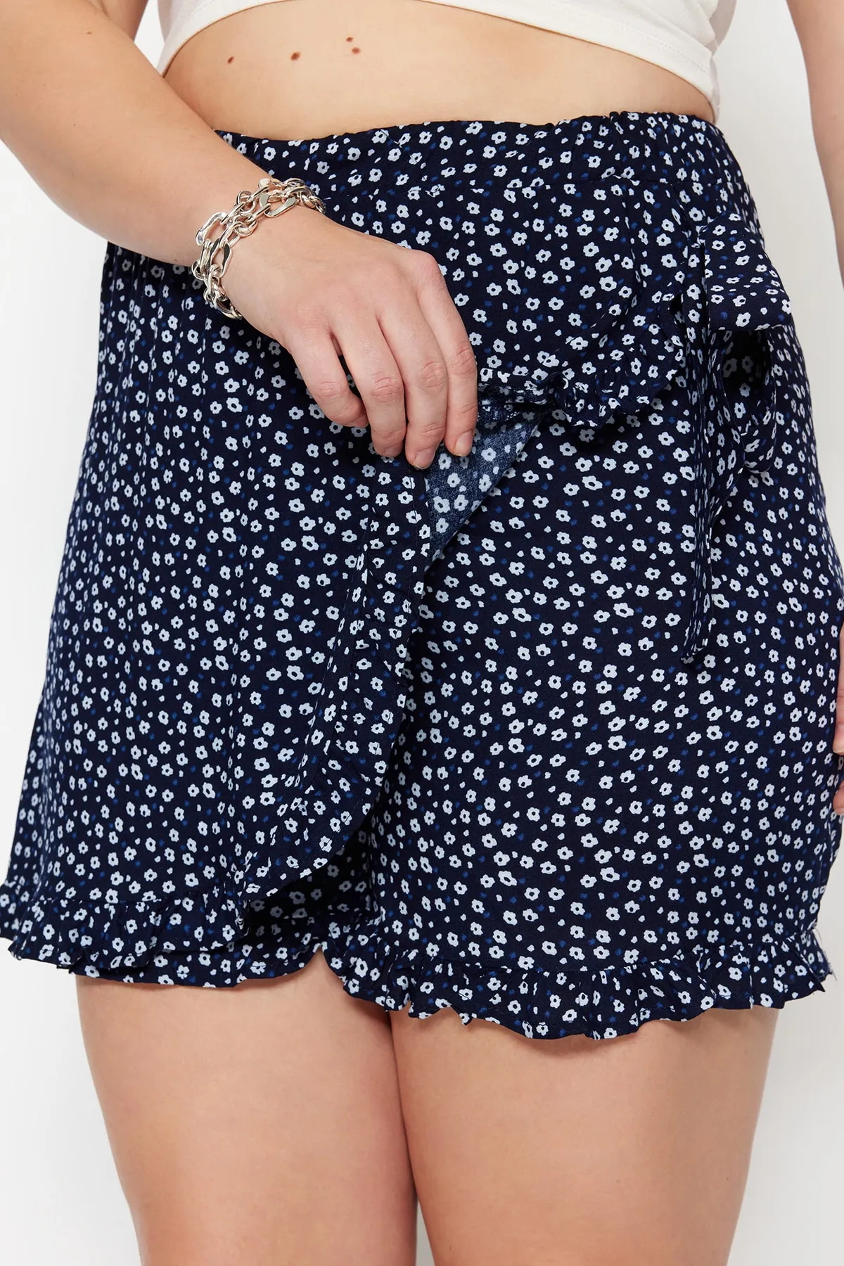 Trendyol Curve  Marineblauer, floral gemusterter, gewebter, gebundener Shorts-Rock TBSSS22SR0164