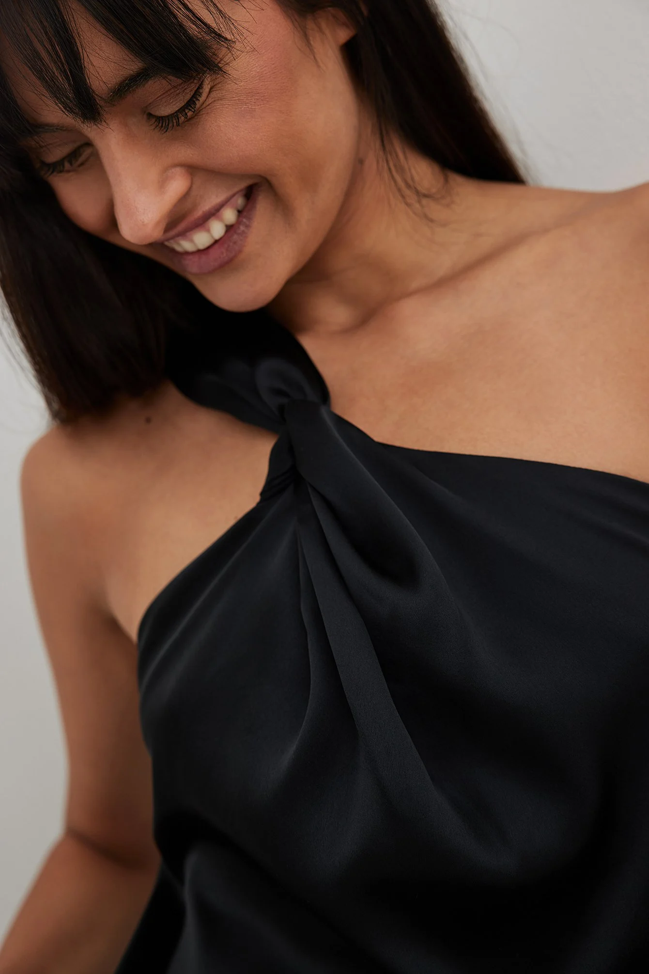Einseitig schulterfreies Satin-Top mit Twistdetail