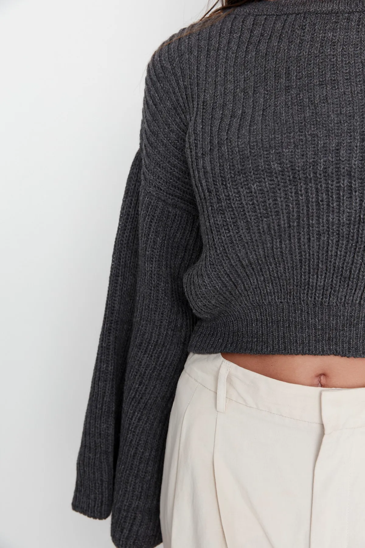 Trendyol Collection  Anthrazitfarbener, kurz geschnittener Strickpullover mit spanischen Ärmeln TWOAW20KZ0743
