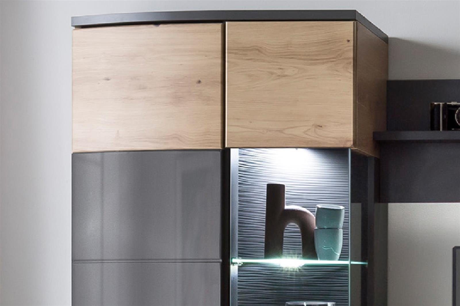möbelando Wohnwand Flori, Moderne Wohnwand, Front aus MDF in Artisan-Eiche / Anthrazit mit Glasabsetzung, Korpus aus melaminharzbeschichteter Spanplatte in Anthrazit / Artisan-Eiche, mit 1 TV-Lowboard, 1 Wandboard, 2 Vitrinen, mit 4 Türen, 4 Schubkäs