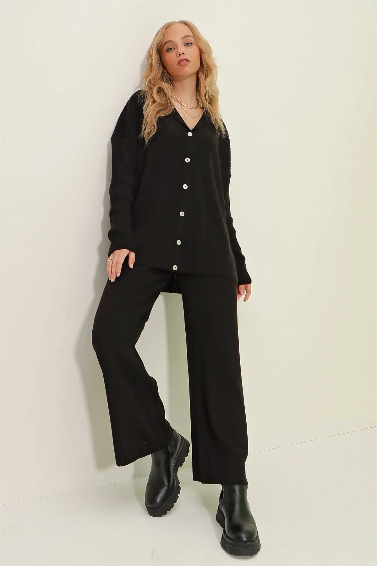Trend Alaçatı Stili  Schwarzes Strickset mit Knopfleiste und Struktur für Damen ALC-X9364