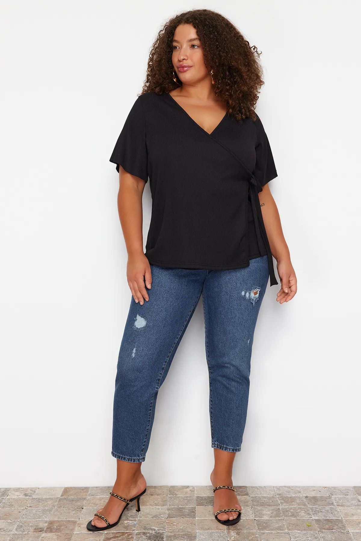Trendyol Curve  Schwarze zweireihige Strickbluse mit Bindedetail TBSSS23AH00126