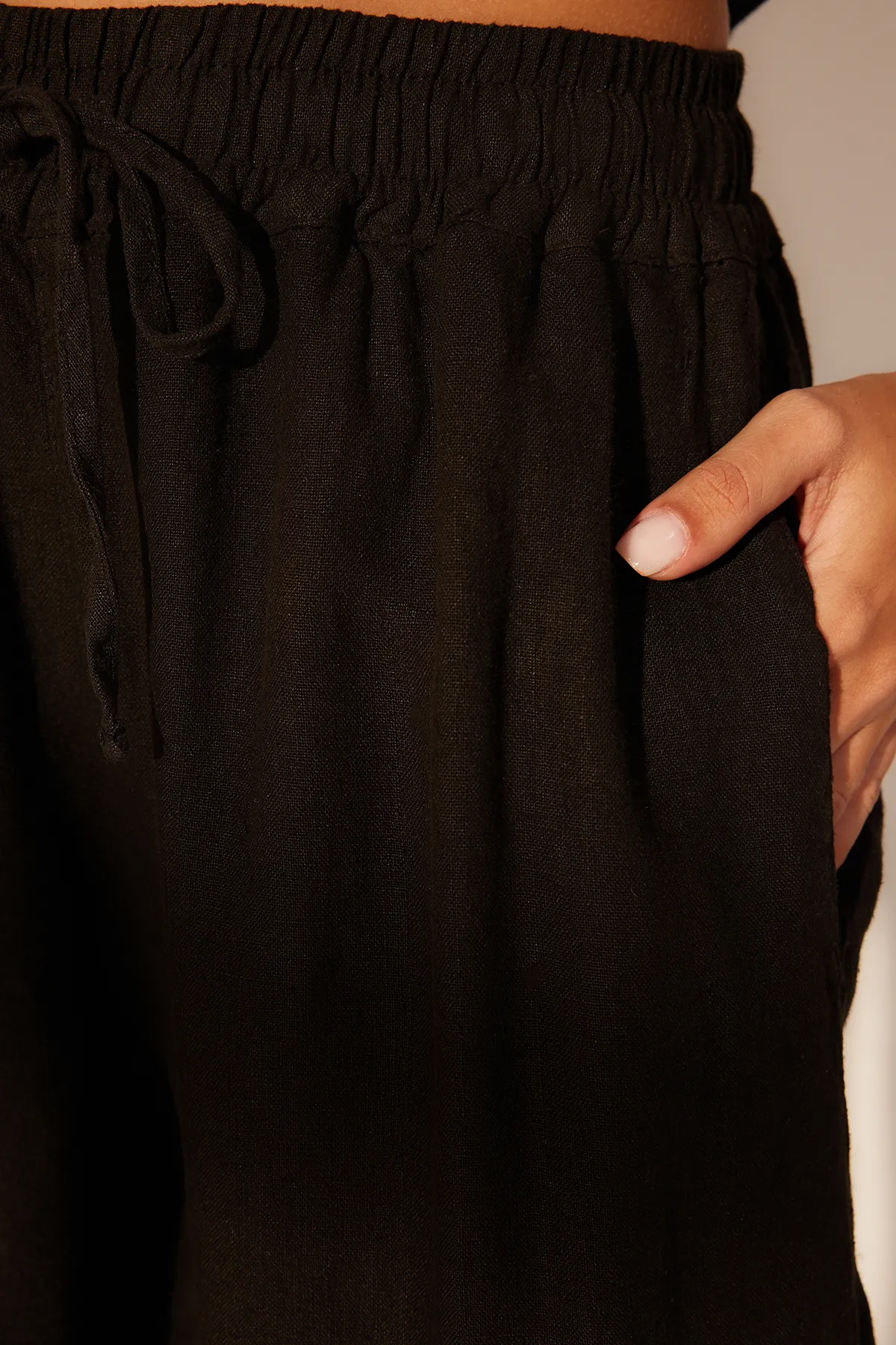 Trendyol Collection  Schwarze Extrahose aus 100 % Leinen mit elastischem Bund und hoher Taille TWOSS24JE00251