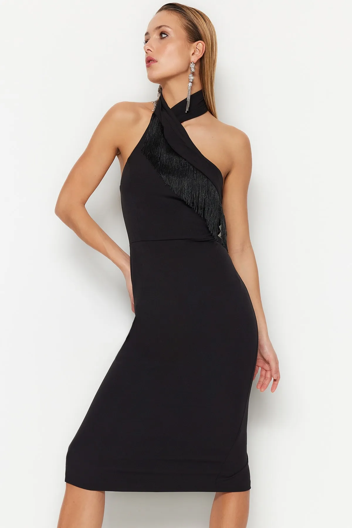 Trendyol Collection  Schwarzes Abendkleid mit Quasten und Details TPRSS23EL00091