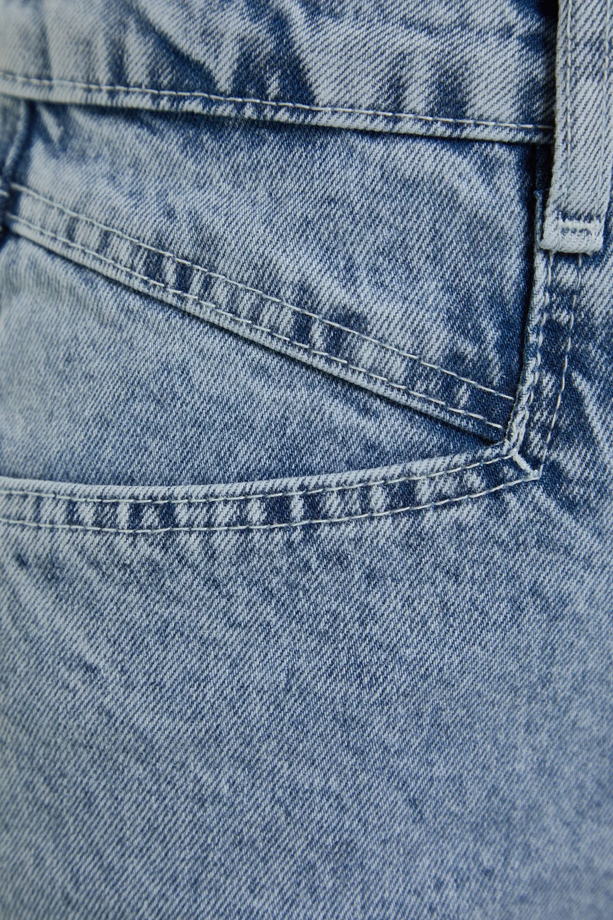 Trendyol Collection  Hellblaue Jeansshorts mit Quasten und Bermuda TWOSS23SR00164