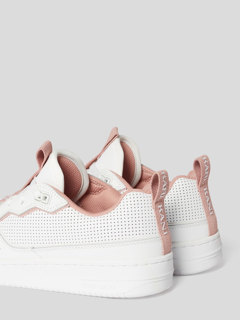 Sneaker mit perforierter Oberfläche in weiß