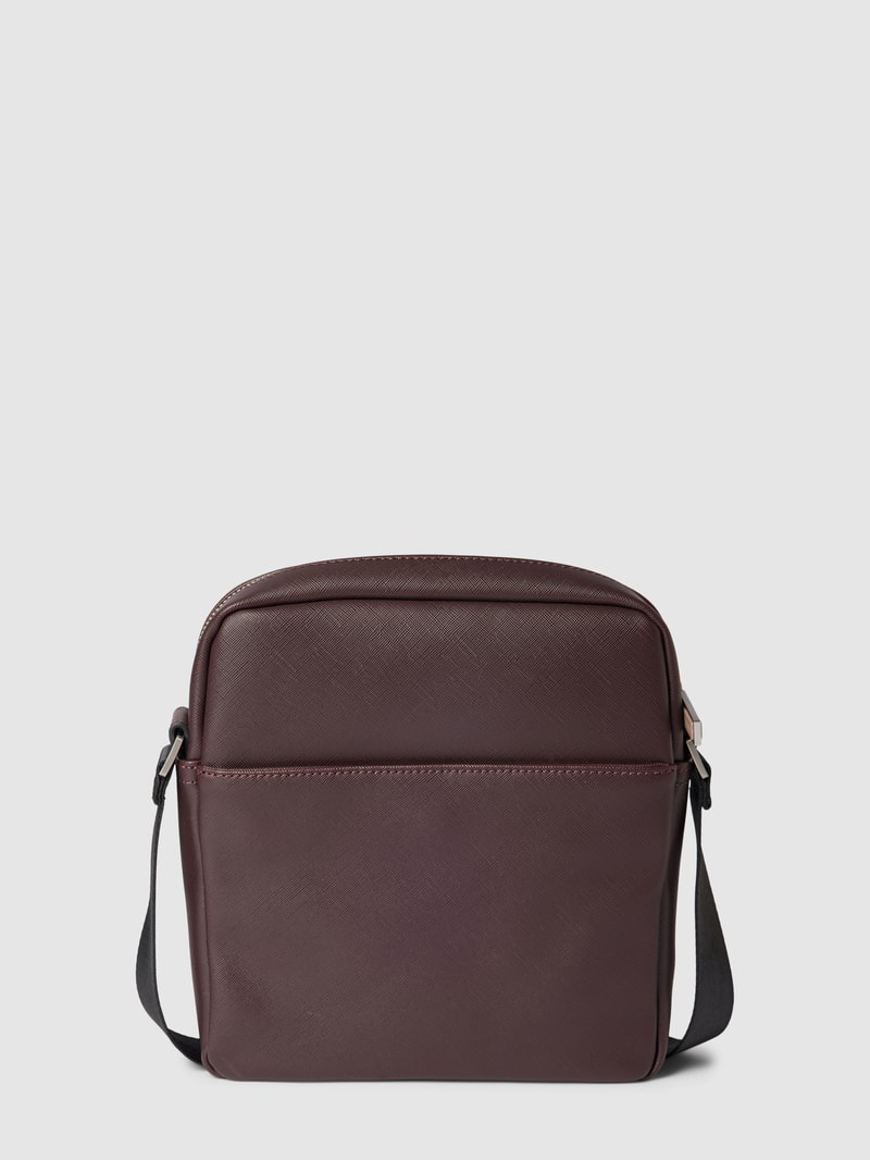 Umhängetasche mit Label-Applikation in aubergine