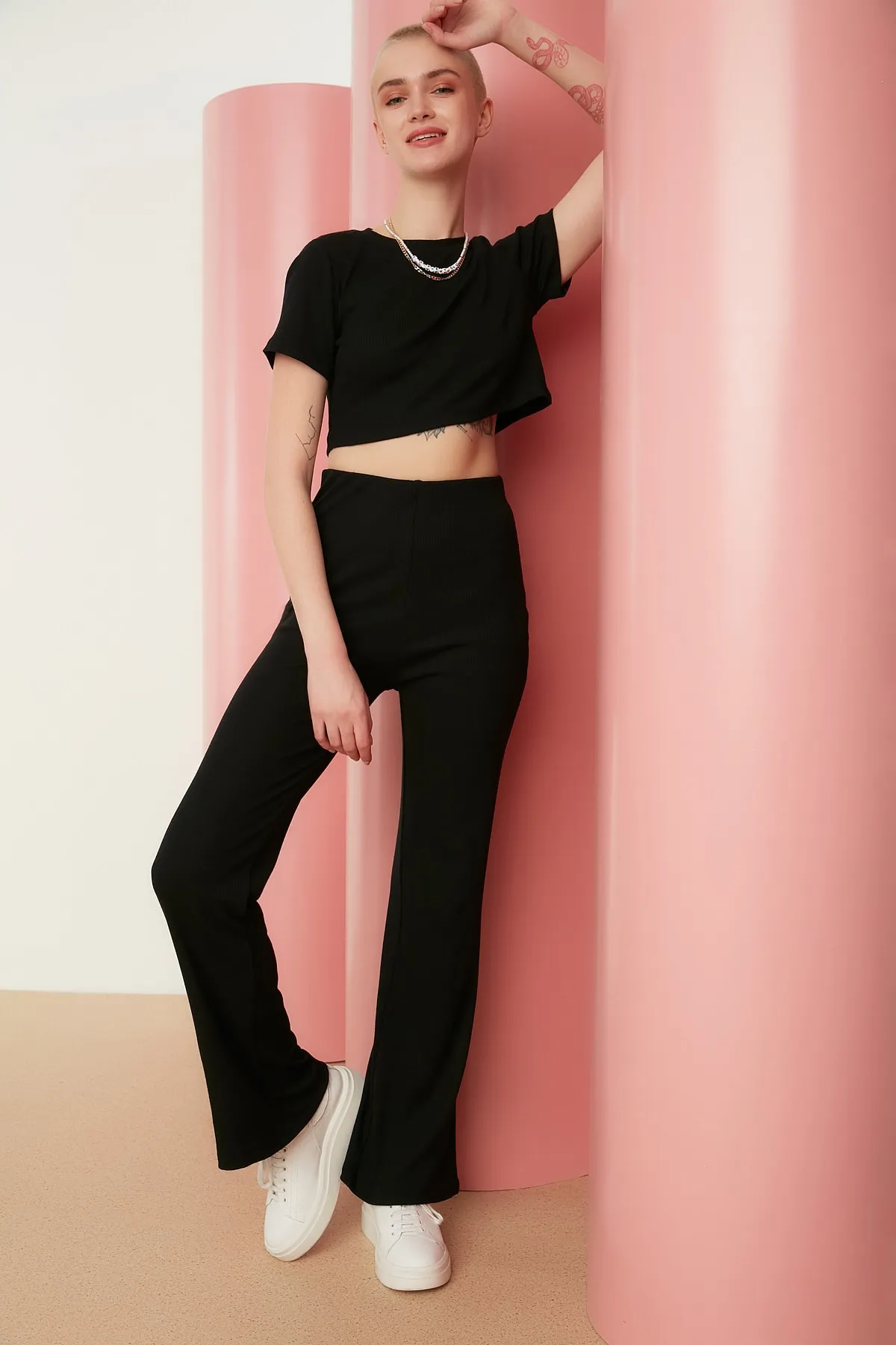 Trendyol Collection  Schwarzes, kurzes Set aus gerippter, dehnbarer Strickbluse und Hose mit Rundhalsausschnitt, Oberteil und Unterteil TWOSS21AU0160