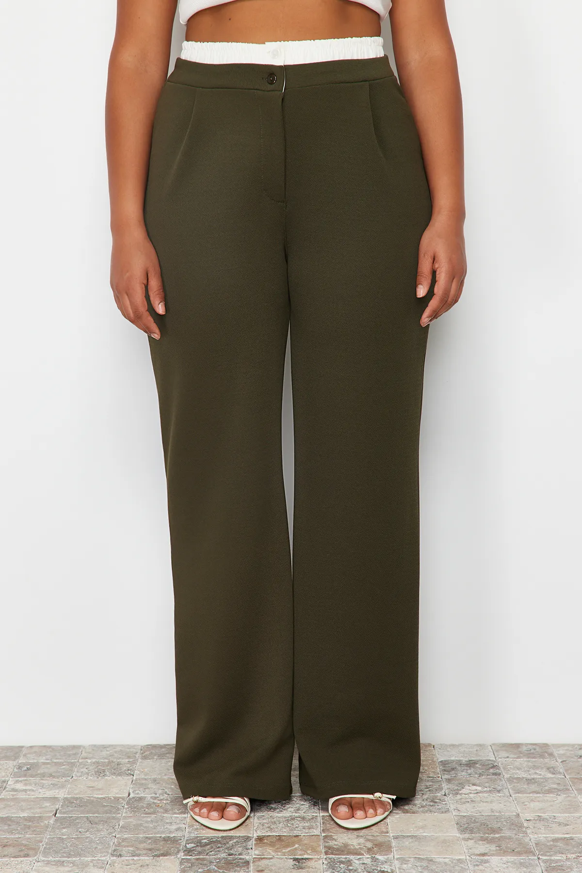 Trendyol Curve  Khakifarbene Strickhose mit Taillendetail TBBSS24AR00000