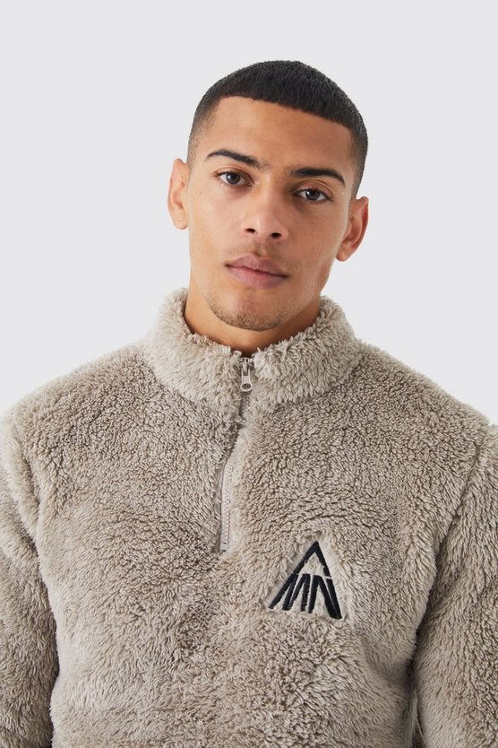 Borg-Sweatshirt mit Man-Stickerei und Trichterkragen