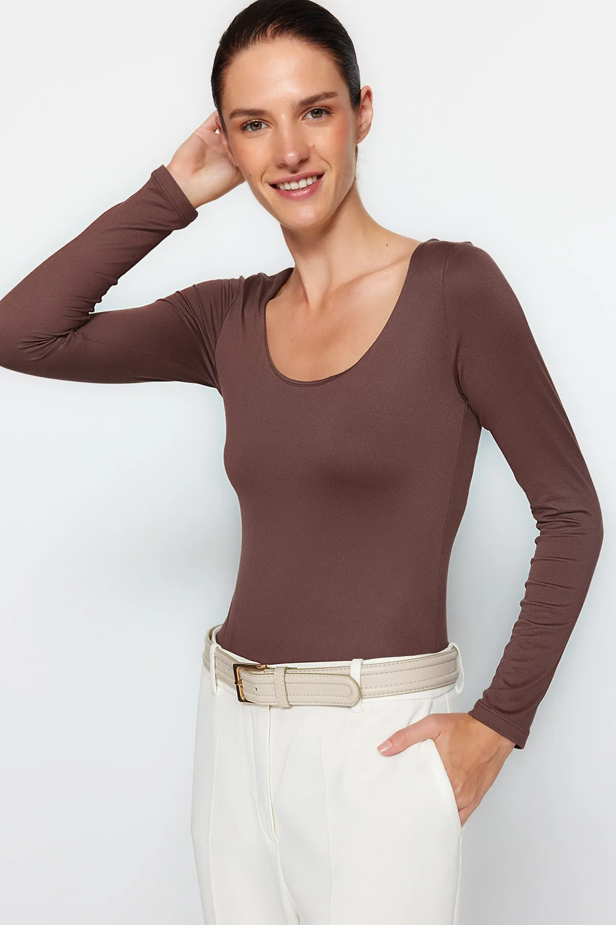 Trendyol Collection  Brauner taillierter/körperbetonter Poolkragen, weicher Stretch-Strickbody mit Druckknopfverschluss TWOAW24BD00031