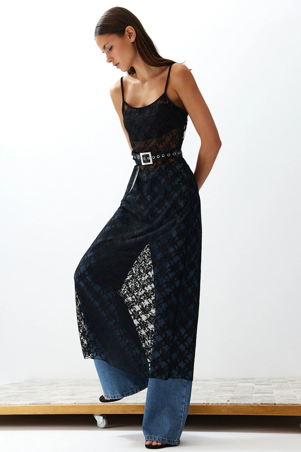 Trendyol Collection  Schwarzes, figurbetontes, flexibles Maxi-Bleistiftkleid aus Strick mit Spitzenträgern TWOSS24EL00574