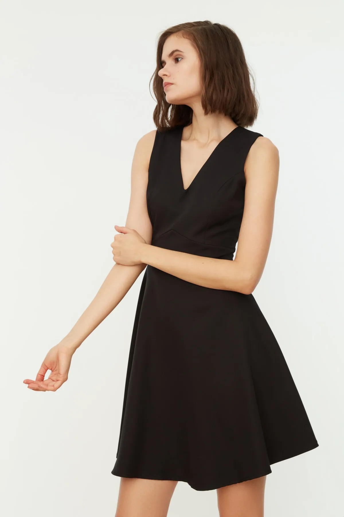 Trendyol Collection  Schwarzes Mini-Webkleid mit V-Ausschnitt TWOSS19BB0210