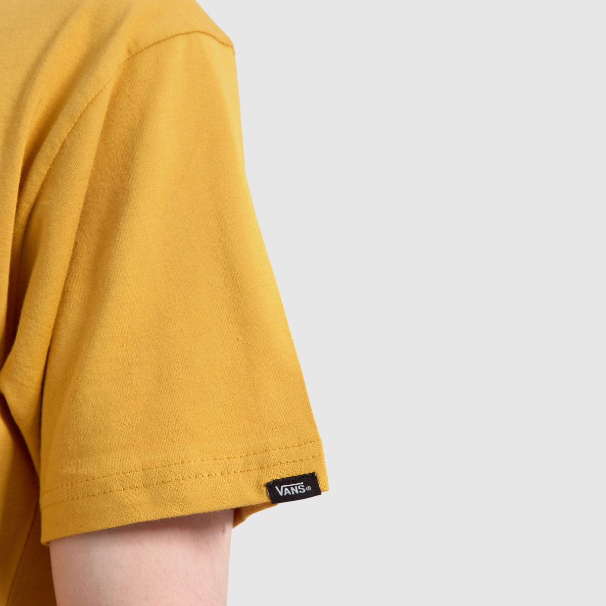 Vans-logotyp på vänster bröst i guld