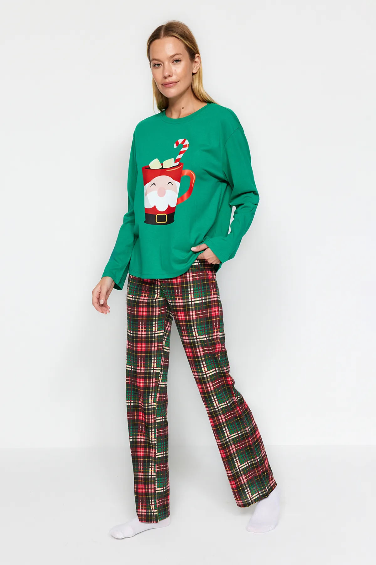 Trendyol Collection  Grünes Pyjama-Set aus T-Shirt und Hose mit Neujahrsmotiv, 100 % Baumwolle, THMAW24PT00059
