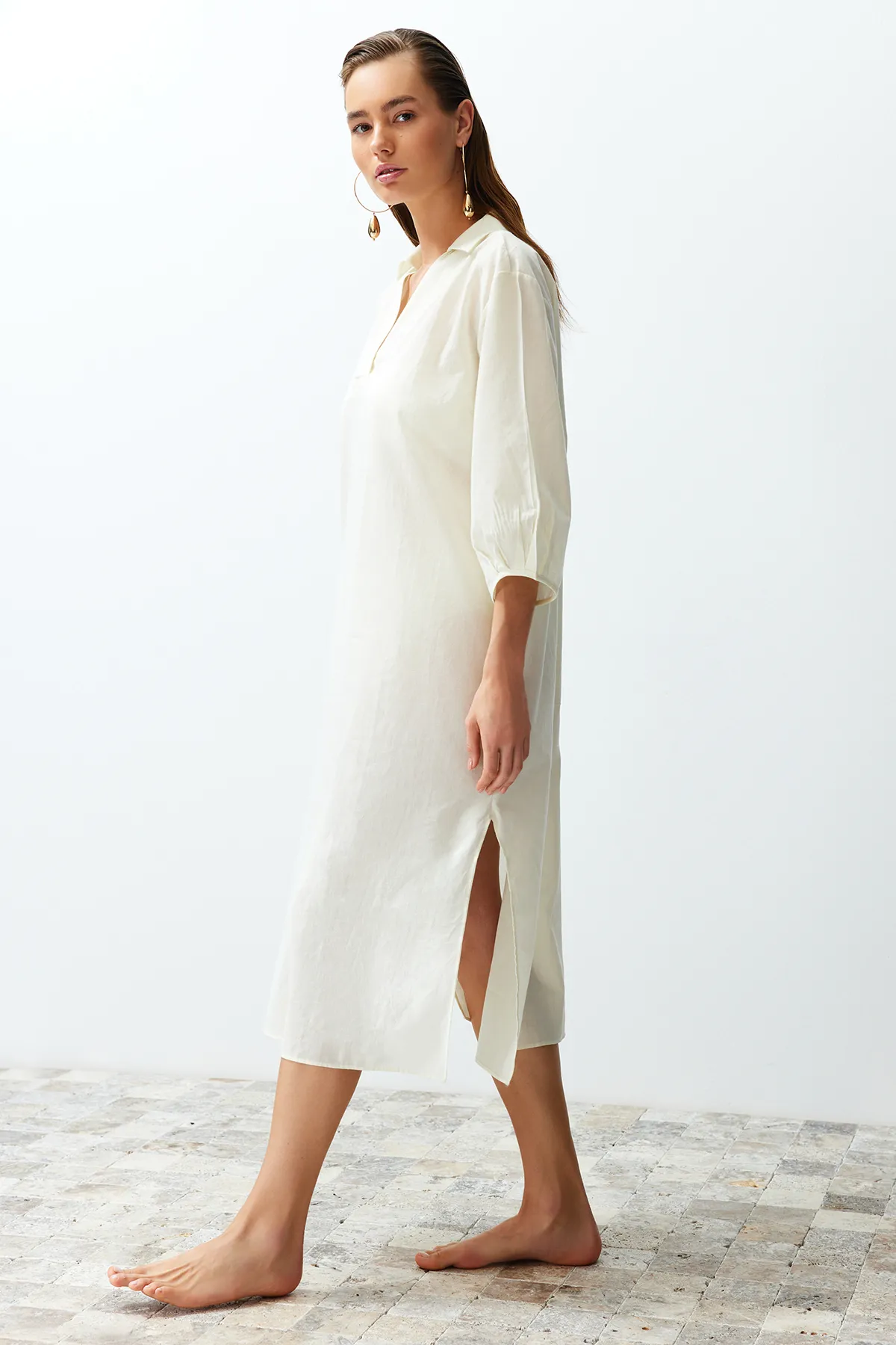 Trendyol Collection  Ecru Wide Fit Midi-Strandkleid mit gewebten Ballonärmeln aus 100 % Baumwolle TBESS22EL0009
