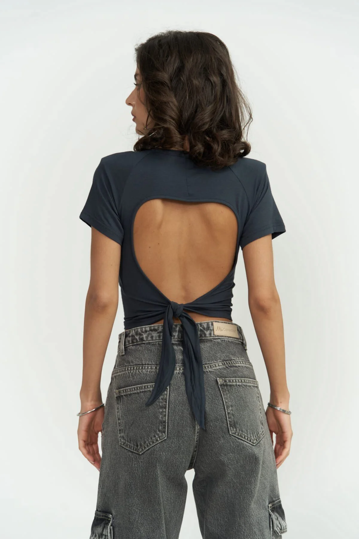 MAİ COLLECTİON  Wattierte, anthrazitfarbene Crop-Bluse „Perla“