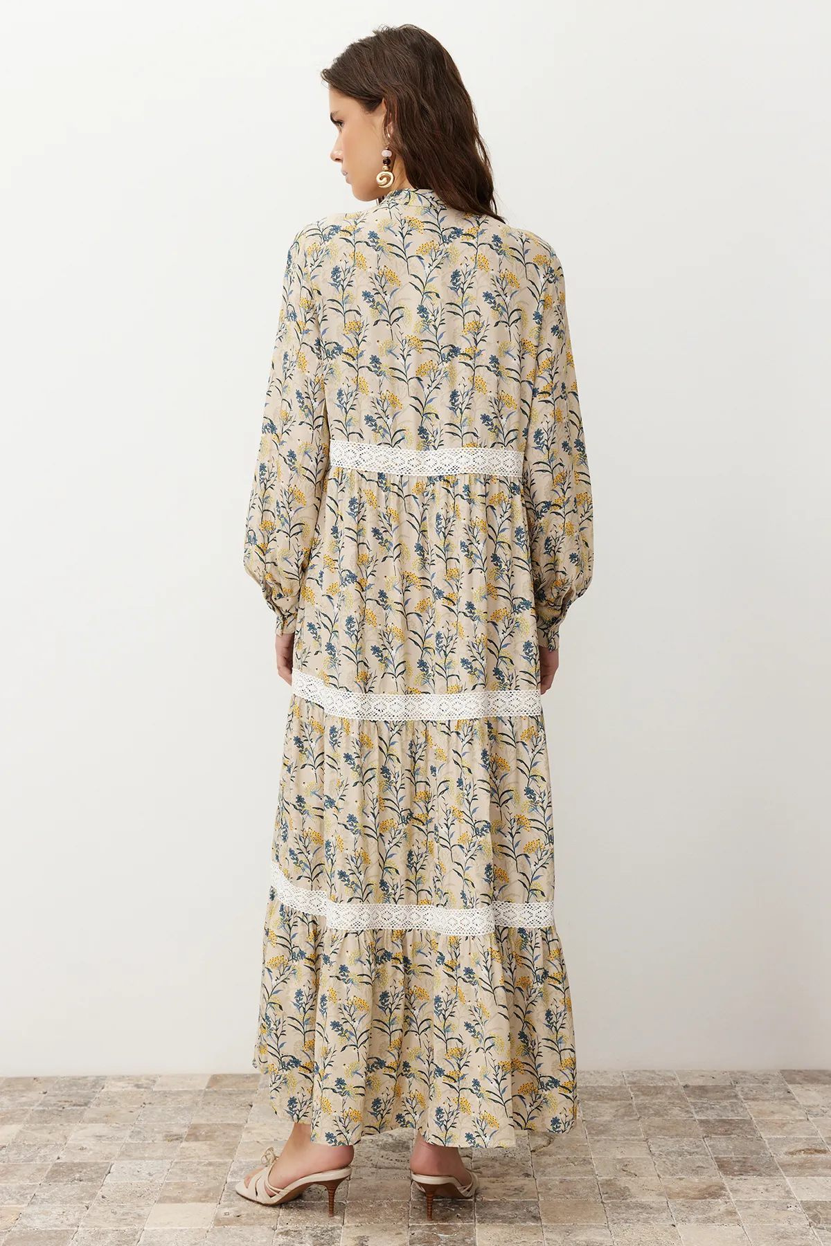 Trendyol Modest  Beigefarbenes, gewebtes Kleid mit Blumenstickerei und detailliertem Ausschnitt TCTSS24EB00048