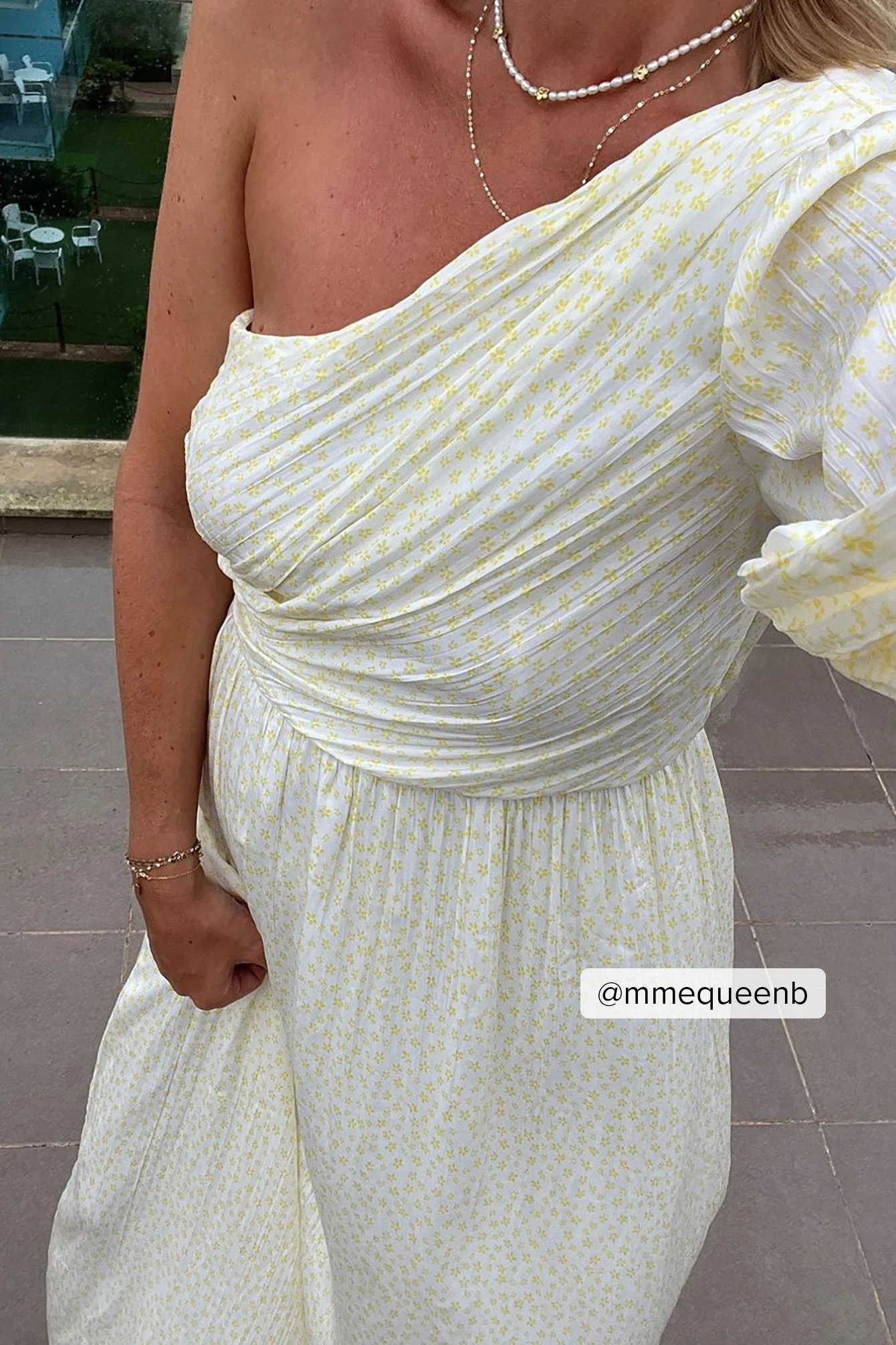 Maxikleid mit einem Ballonärmel