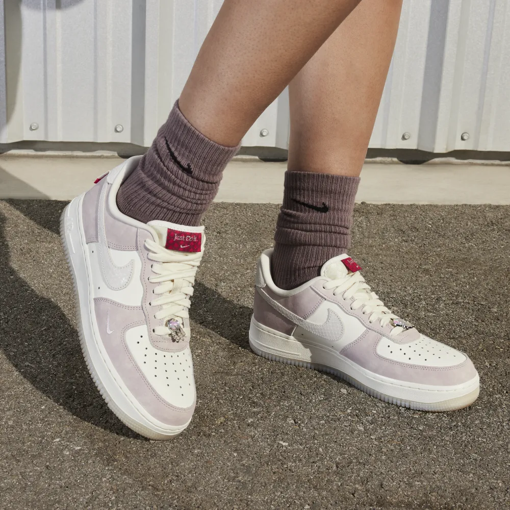 Nike Air Force 1 07 LX FZ5066-111 / weiss