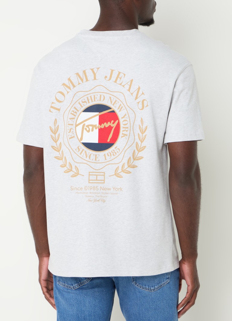 Tricou Tommy Hilfiger cu logo și imprimeu pe spate.