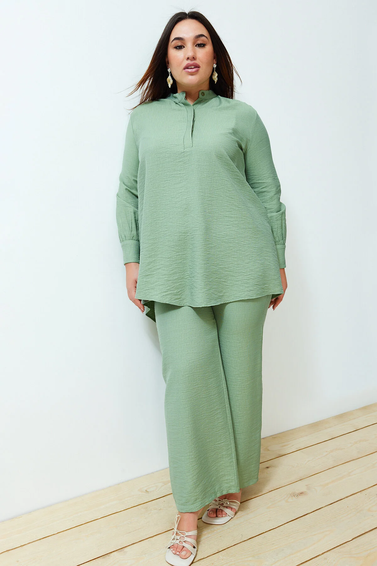 Trendyol Modest  Grüner, halb verdeckter Knopfleiste an den Schultern und detaillierte Tunika-Hose aus Webstoff TCTSS22US0098
