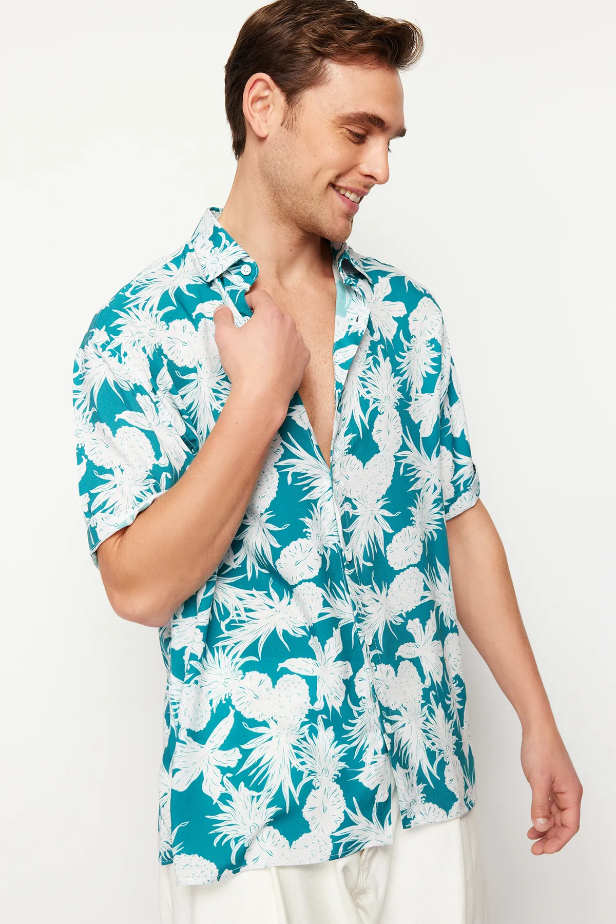 Trendyol Collection  Blaues Unisex-Sommerhemd mit übergroßer Passform und Ananas-Print aus 100 % Viskose, kurzärmlig, fließend, Sommerhemd TMNSS24GO00041