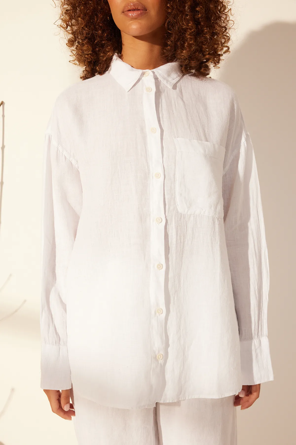Trendyol Collection  Weißes Oversize-Hemd aus 100 % Leinen TWOSS23GO00443