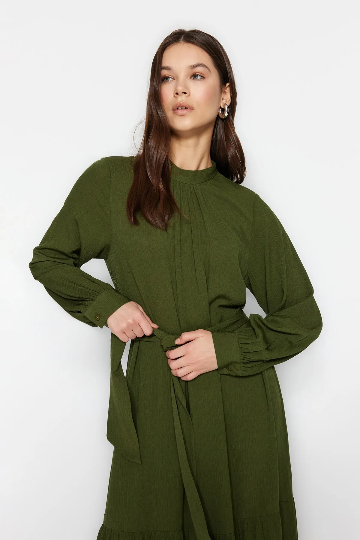 Trendyol Modest  Khakifarbenes gewebtes Kleid mit Ballonärmeln und Gürtel TCTSS23EB00289